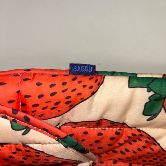 Baggu Strawberry Print Puffy Hook & Loop Tablet Sleeve Pouch - Picture 11 of 12